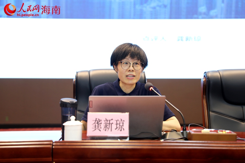 海南师范大学新闻传播与影视学院教授、硕士研究生导师龚新琼对图文类作品进行点评。人民网记者 符武平摄