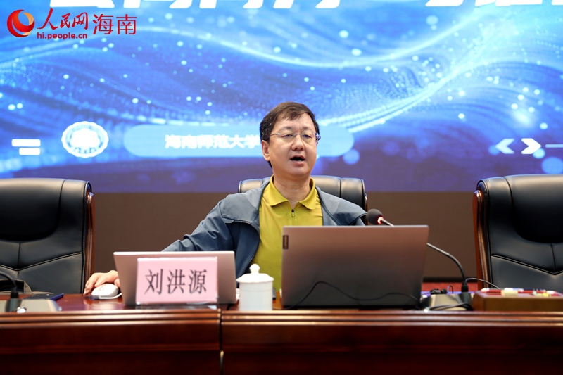 海南师范大学新闻传播与影视学院教授、正高级编辑刘洪源现场点评视频类作品。人民网记者 符武平摄