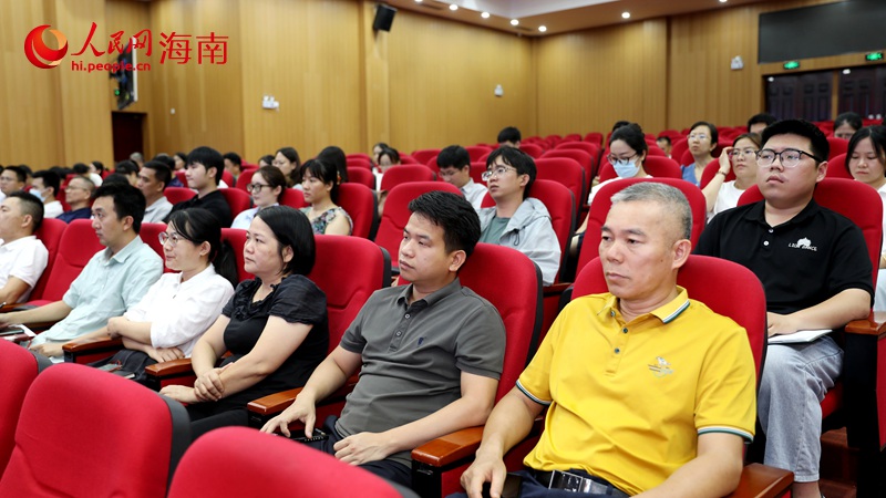 参评单位代表在现场认真聆听。人民网记者 符武平摄