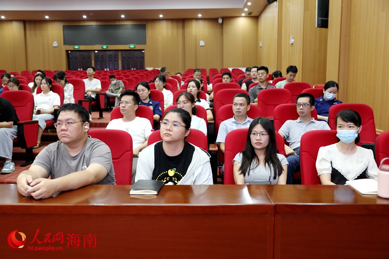 参评单位代表在现场认真聆听。人民网记者 符武平摄