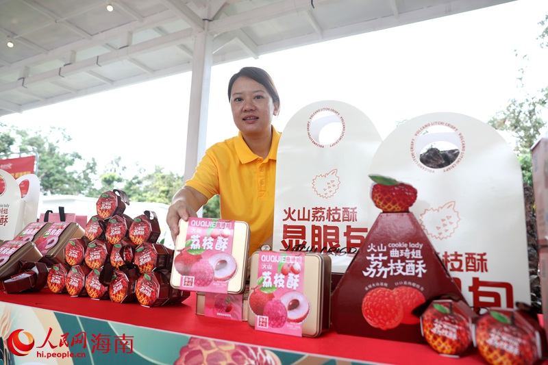 當地開發荔枝食品，走俏市場。人民網記者 符武平攝