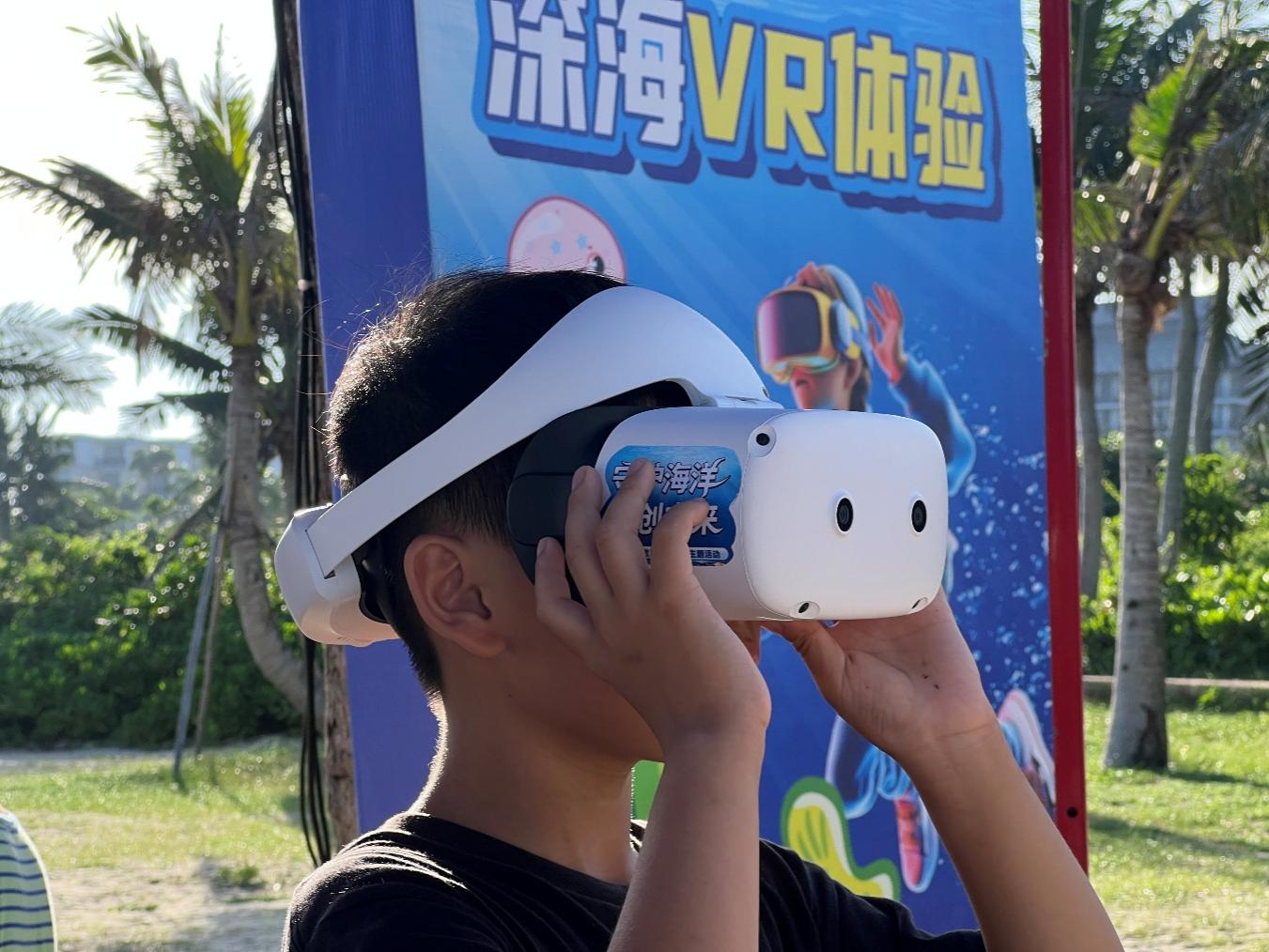 小朋友進行深海VR全景體驗。主辦方供圖