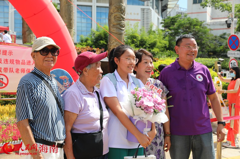 考試結束后，考生和家長在校門口合影。人民網記者 符武平攝