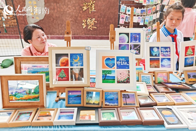 现场的“摊位”上，各式学生作品不仅供观赏，更可交换或交易。 人民网 枉源摄