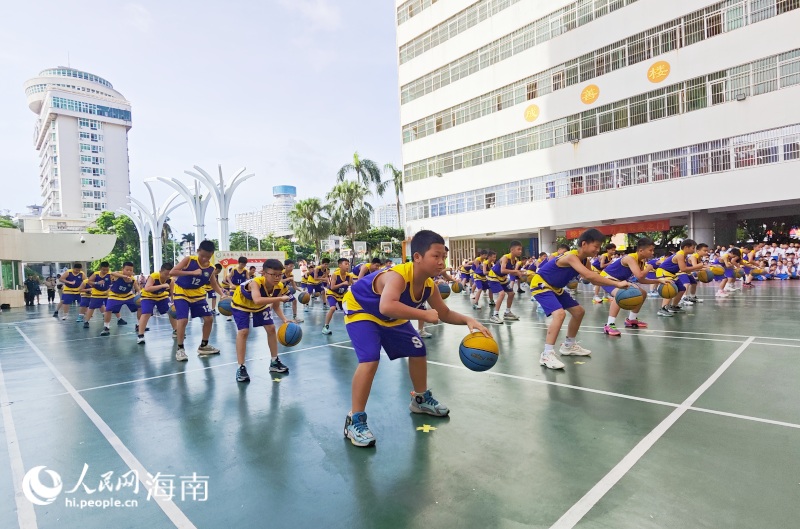 童心綻放，青春飛揚，籃球少年們活力四射。 人民網 枉源攝