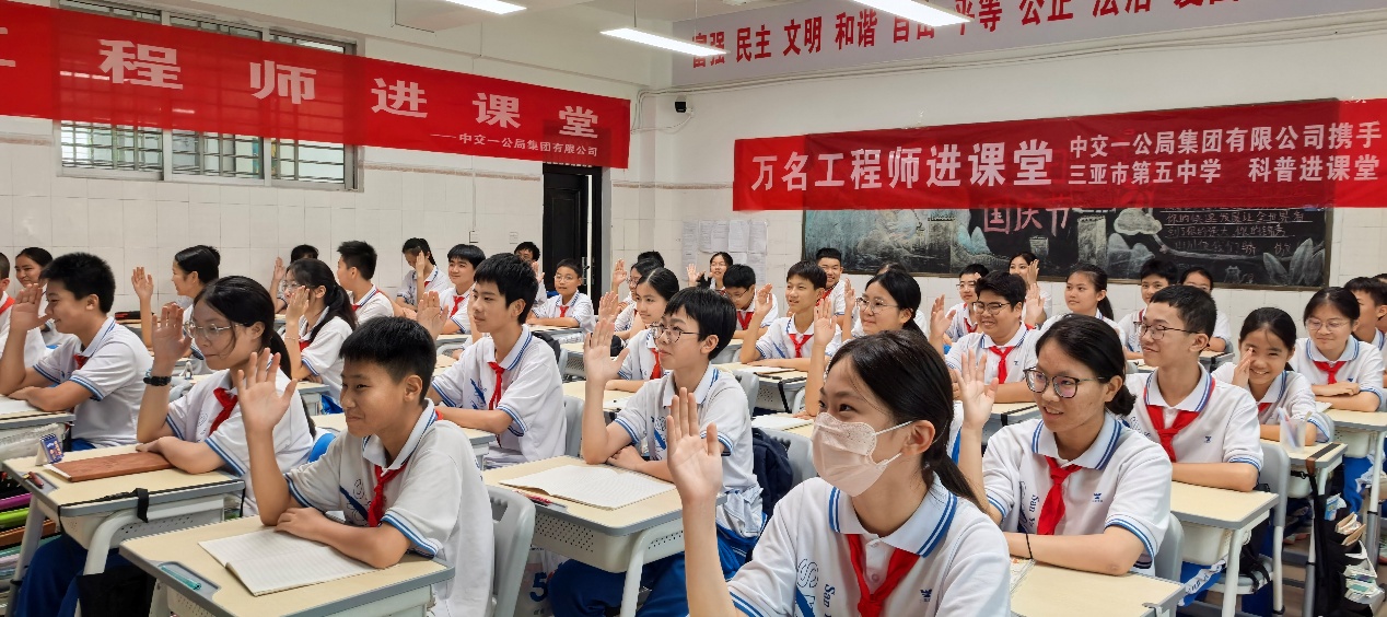 同學們踴躍提問。主辦方供圖