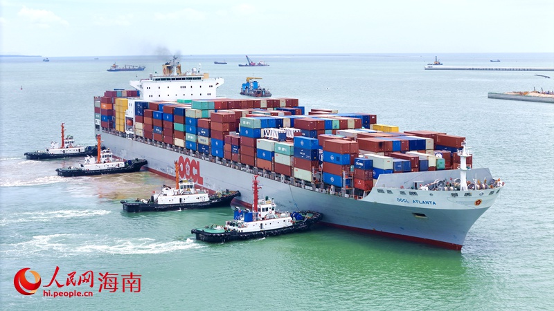 “东方亚特兰大”停靠洋浦国际集装箱码头。人民网记者 符武平摄