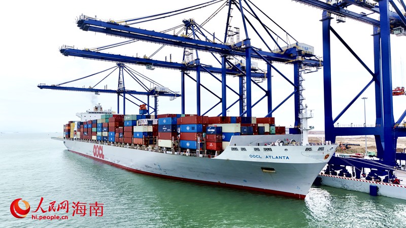 “洋浦—印巴”直达外贸航线（CI1）“东方亚特兰大”号在洋浦国际集装箱码头装卸货柜。人民网记者 符武平摄