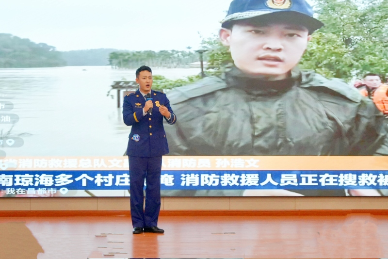 比赛中，选手讲解激情飞扬。 主办方供图