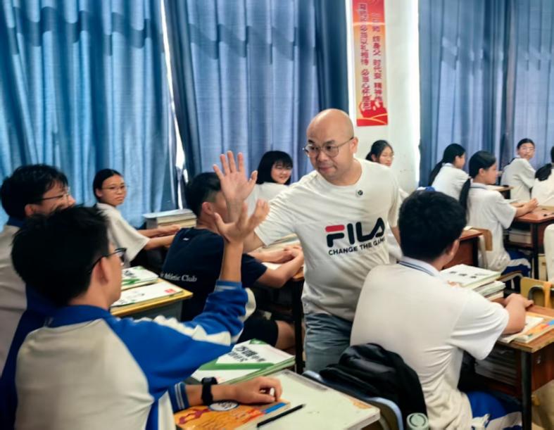 图片说明：姬红波在课堂上激发学生学英语热情。海南省文化投资管理有限公司供图