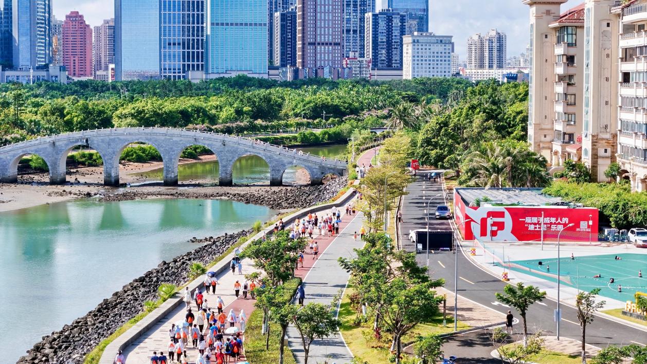 市民游客在美丽的海口湾健步。主办方供图