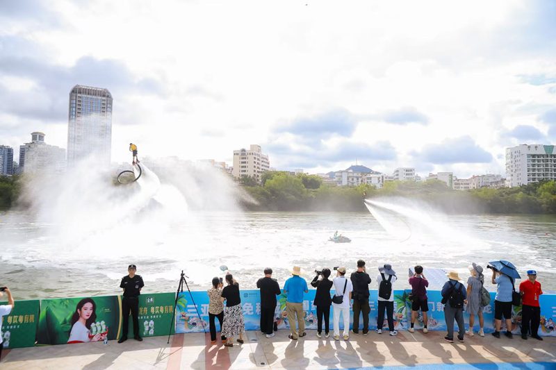 沿河两岸“人从众” 三亚市龙舟公开赛吸引众多市民游客围观 