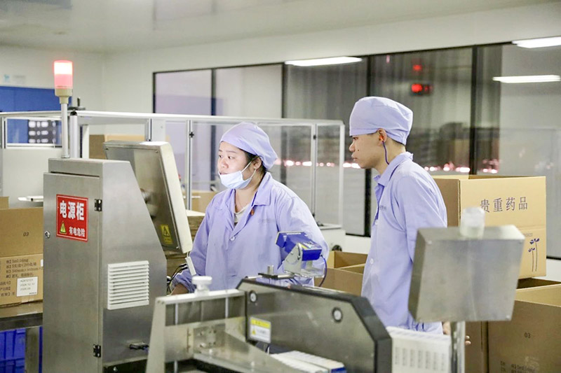 倍特药业生产车间里，工人们正在操作设备。海口国家高新区管委会供图