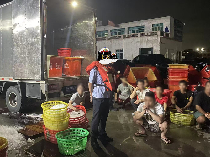 被抓獲的嫌疑人和被查扣的魚獲。李世貴攝