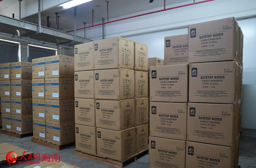 已经完成打包的乳胶导尿管产品即将销往国内3000多家医院和110个国家及地区。人民网记者符武平摄
