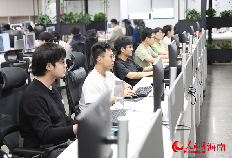 海南长光卫星的工作人员正在进行数据标注工作。人民网记者 牛良玉摄