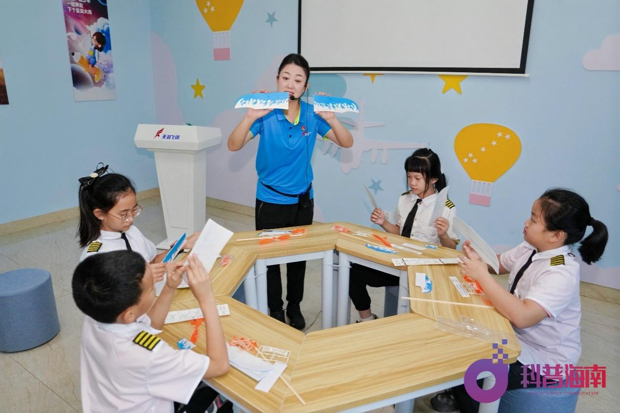 孩子们在老师指导下制作手工航模。主办方供图