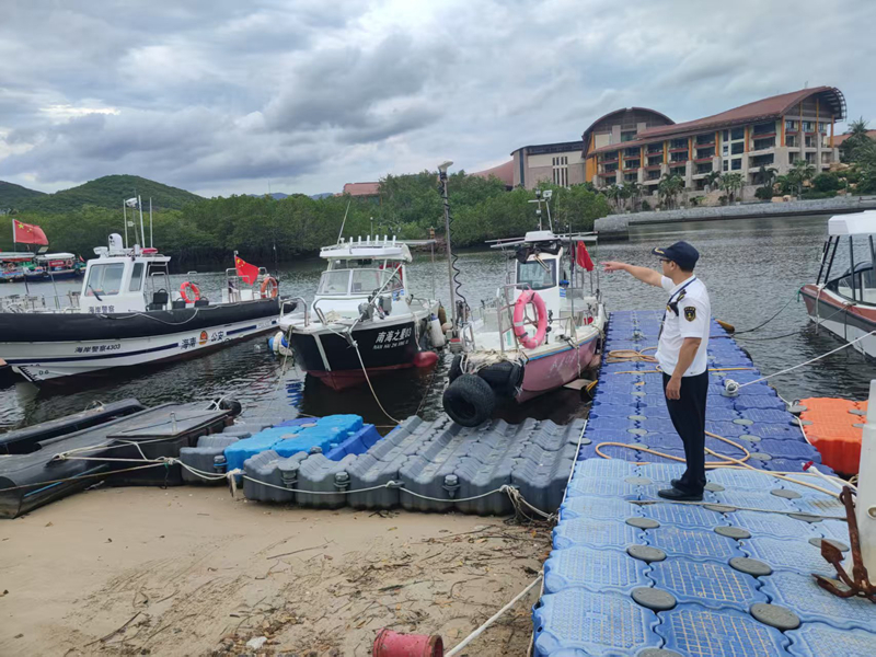 海事执法人员在码头指挥小型船舶做好防台准备。三亚海事局供图
