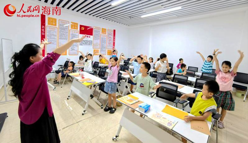 三亚市文化馆首期外卖骑手子女趣味英语启蒙课开课。人民网 熊淑婷摄