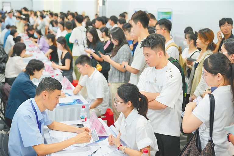 7月26日，海南省2025年暑期人才对接会在海口举办，吸引众多求职者前来应聘。海南日报全媒体记者 张茂 实习生 鞠颖 摄