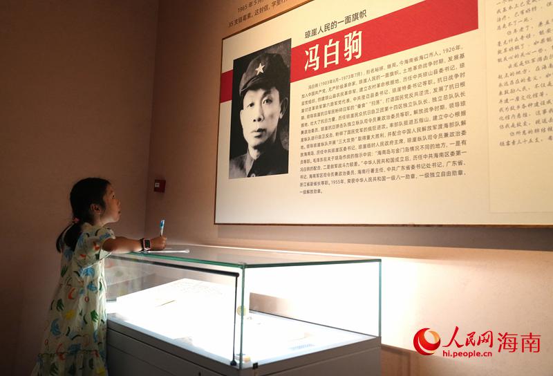 學生在展台前做筆記。人民網記者 符武平攝