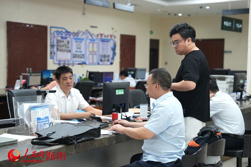 市民正在政務大廳辦事。人民網記者 符武平攝
