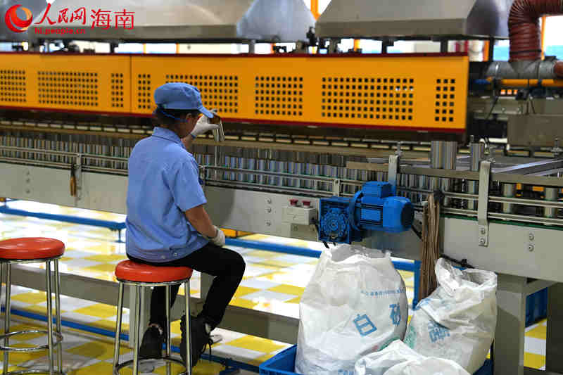 椰树集团智能化生产线。 人民网记者 孟凡盛摄