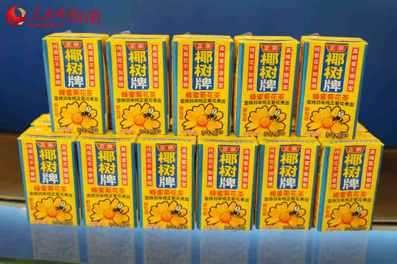 椰树牌菊花茶。 人民网记者 孟凡盛摄