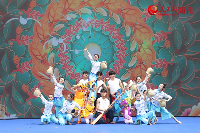 现场精彩的节目表演。人民网记者 牛良玉摄