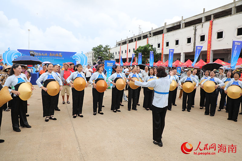 渔民现场唱起临高传统民歌哩哩美。人民网记者 牛良玉摄