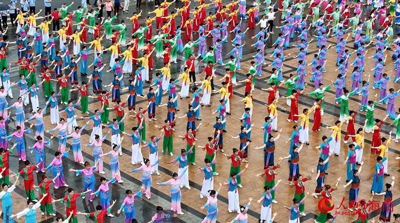 上千名參演人員共唱哩哩美。人民網記者 牛良玉攝