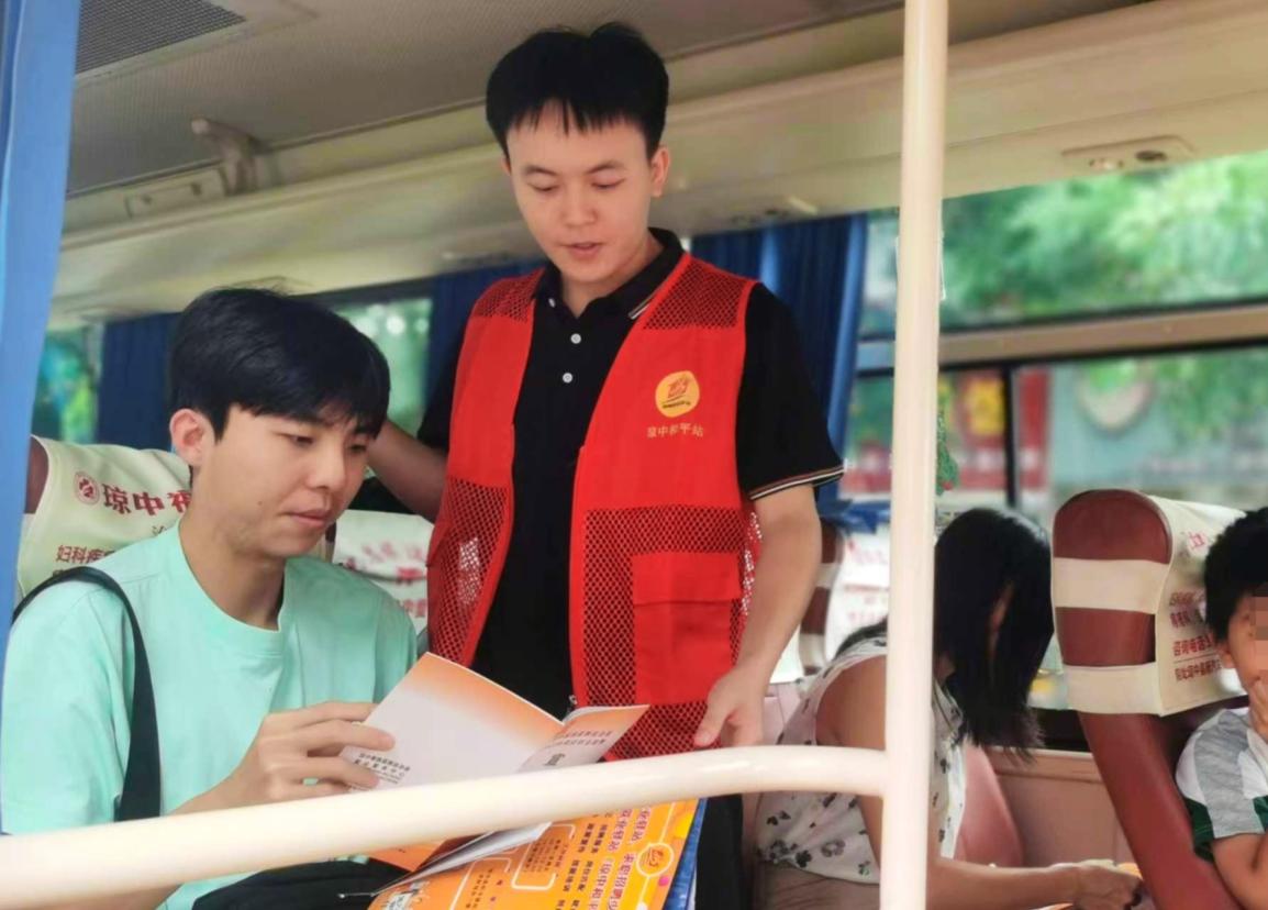 就业驿站工作人员给乘客讲解就业政策。就业驿站供图