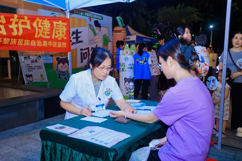 市民現場感受中醫文化和魅力。