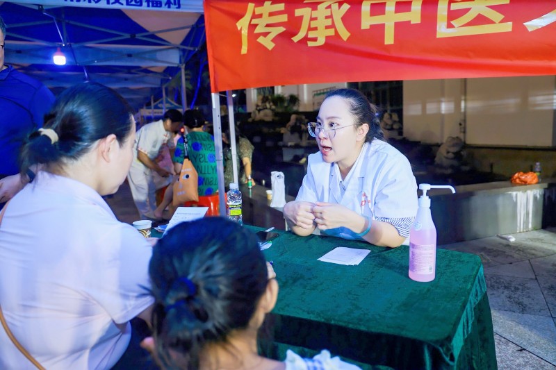 保亭中醫醫院的專家義診團隊現場義診。