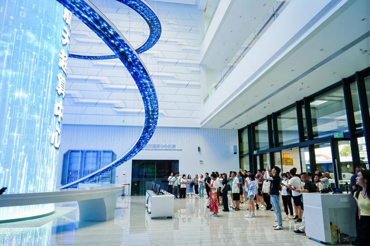 嘉宾参观文昌超算中心。主办方供图