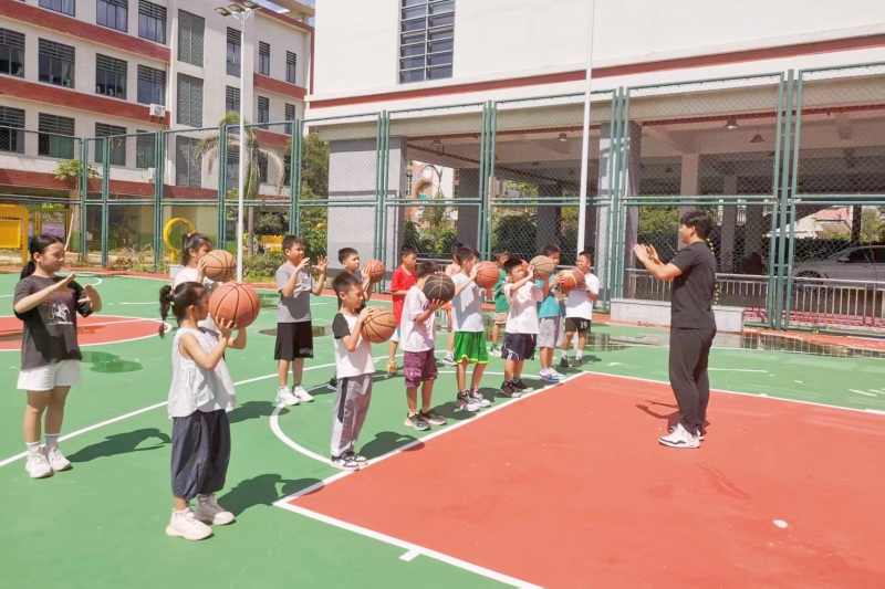 2、校園裡,孩子們一起學習籃球運動,一起互動。