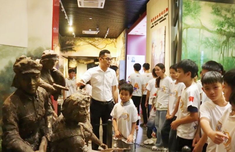 走進定安母瑞山紅色旅游文化景區,重溫歷史,感悟那段艱苦斗爭歲月。