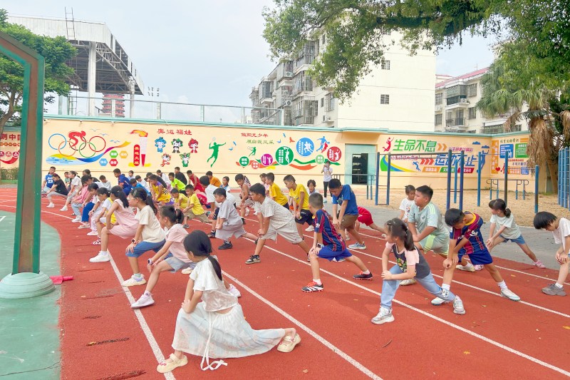 5、引導孩子們積極參與到體育運動中,在體育鍛煉中收獲健康和快樂。