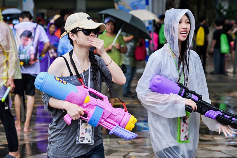 市民游客互相泼洒寓意吉祥祝福的“圣水”。主办方供图