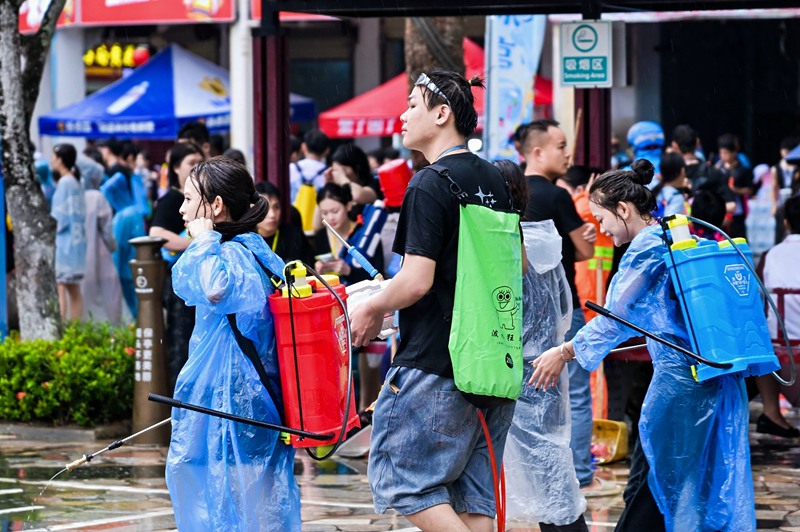 市民游客互相泼洒寓意吉祥祝福的“圣水”。主办方供图