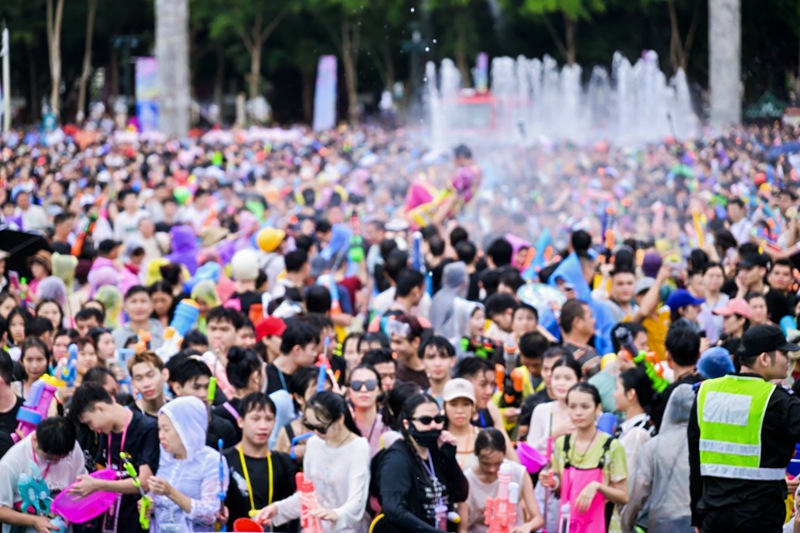 市民游客互相泼洒寓意吉祥祝福的“圣水”。主办方供图