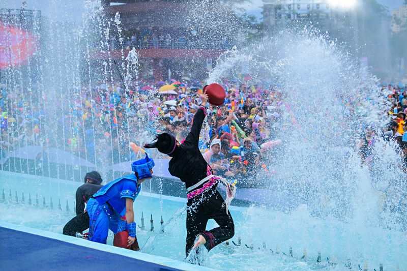 市民游客互相潑洒寓意吉祥祝福的“聖水”。主辦方供圖