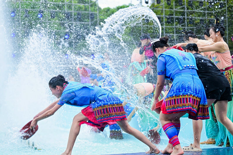 市民游客互相泼洒寓意吉祥祝福的“圣水”。主办方供图