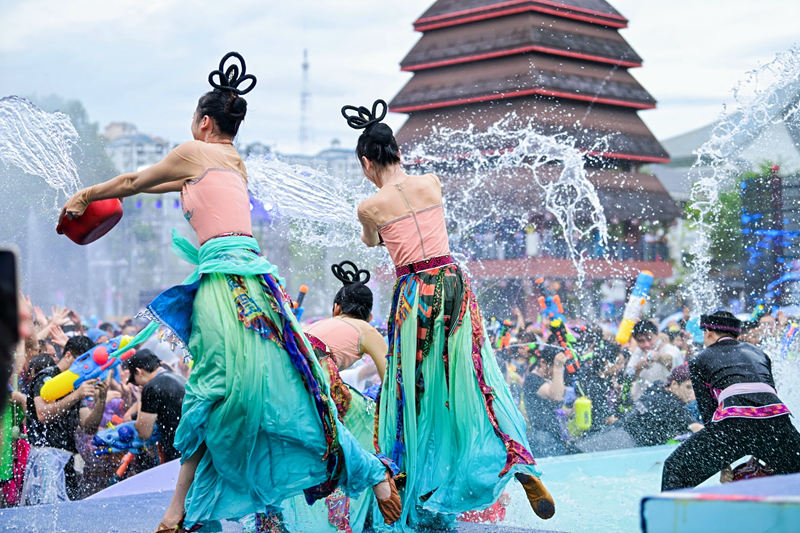 市民游客互相泼洒寓意吉祥祝福的“圣水”。主办方供图