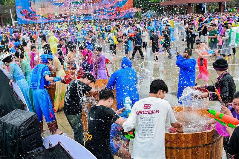 市民游客互相泼洒寓意吉祥祝福的“圣水”。主办方供图