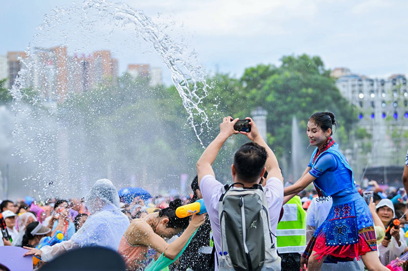 市民游客互相泼洒寓意吉祥祝福的“圣水”。主办方供图