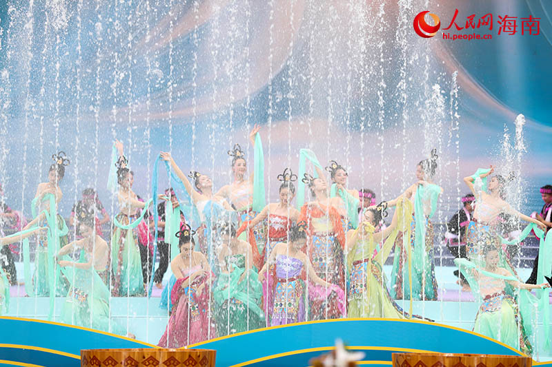“仙女“们在水中翩翩起舞。人民网记者 牛良玉摄