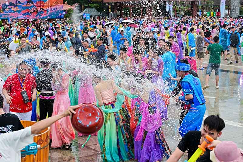 一场嬉水狂欢在保亭七仙文化广场拉开帷幕。主办方供图