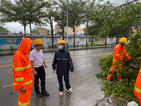 符民蘭協調清障。育才生態區宣傳統戰部供圖