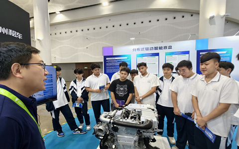 媒体看新能源汽车大会：海南吸引全球目光9月27日，2025世界新能源汽车大会在海南省海口市开幕。来自全球多个国家和地区的政产学研界代表，围绕“产业变革与可持续发展”这一主题进行对话和交流，探讨未来交通出行和绿色可持续发展的更多可能性。这是世界新能源汽车大会连续七届落户海南。作为我国新能源汽车普及率最高的地区，海南自贸港正以绿色为“底色”，吸引全球新能源汽车从业者的目光。